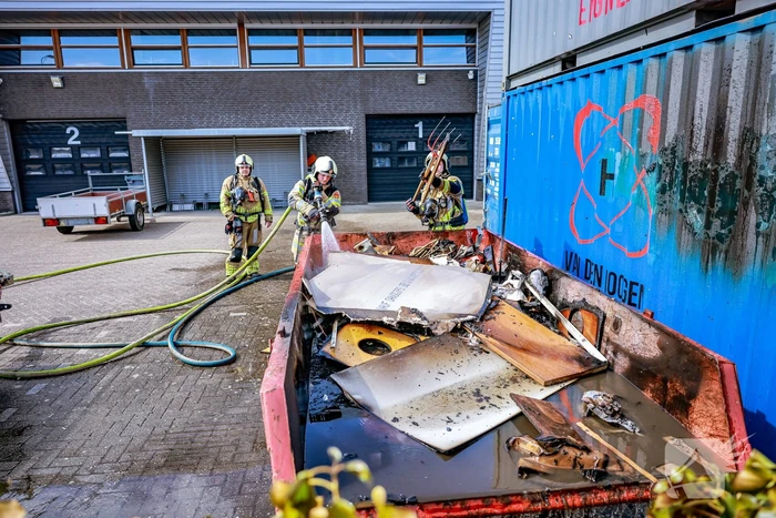 Brand in bouwafval container