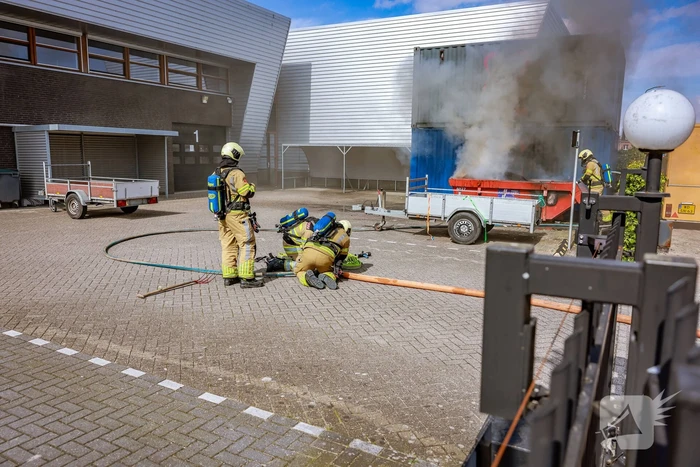 Brand in bouwafval container