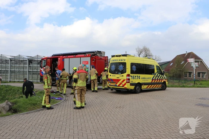 Persoon belandt met scootmobiel in sloot
