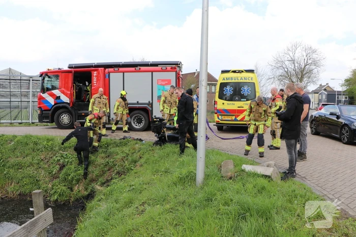 Persoon belandt met scootmobiel in sloot