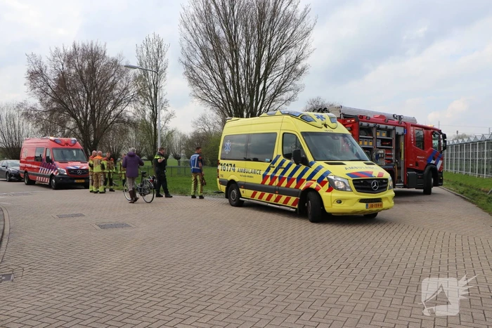 Persoon belandt met scootmobiel in sloot