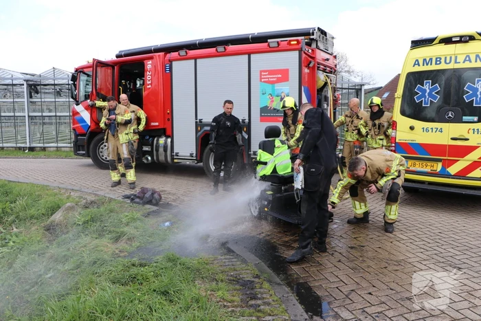 Persoon belandt met scootmobiel in sloot
