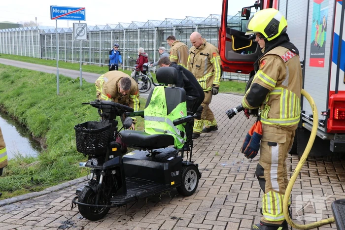 Persoon belandt met scootmobiel in sloot