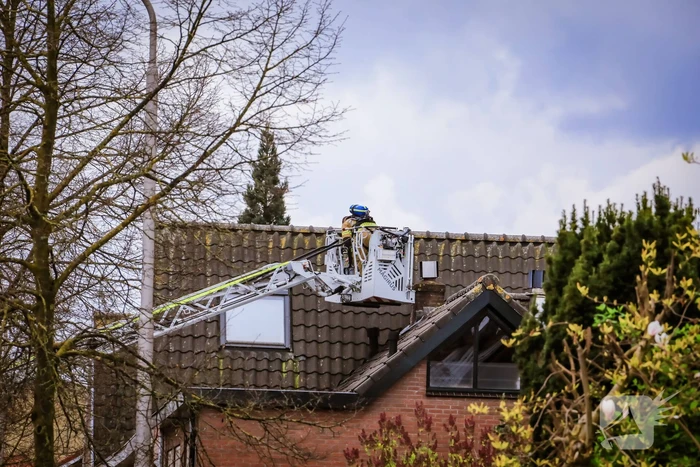 Brandweer inspecteert schoorsteen