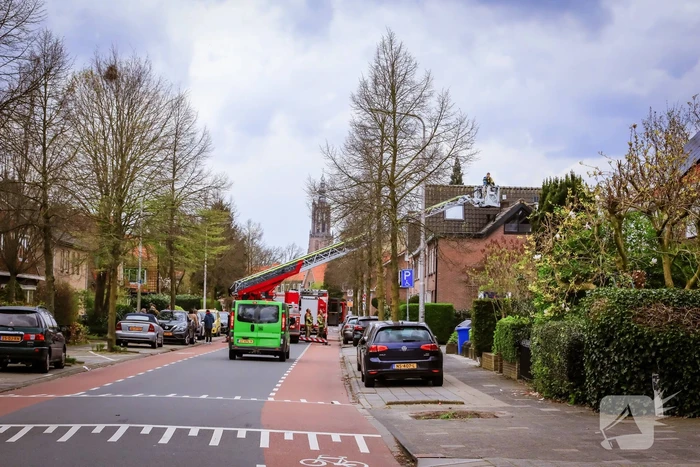 Brandweer inspecteert schoorsteen