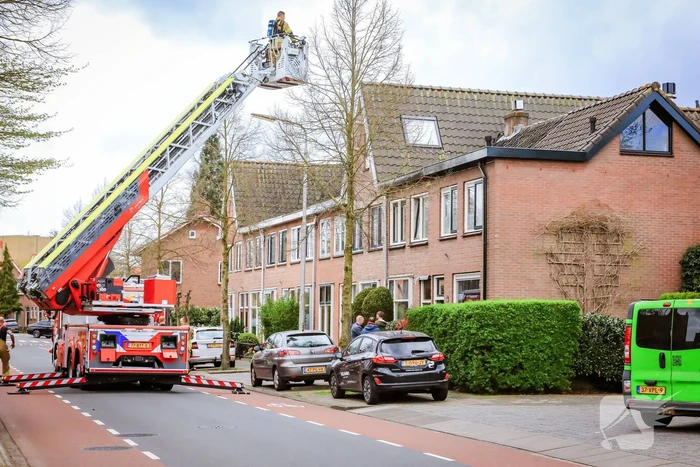 Brandweer inspecteert schoorsteen