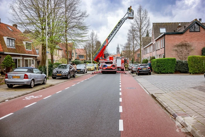 Brandweer inspecteert schoorsteen