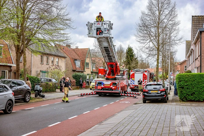 Brandweer inspecteert schoorsteen