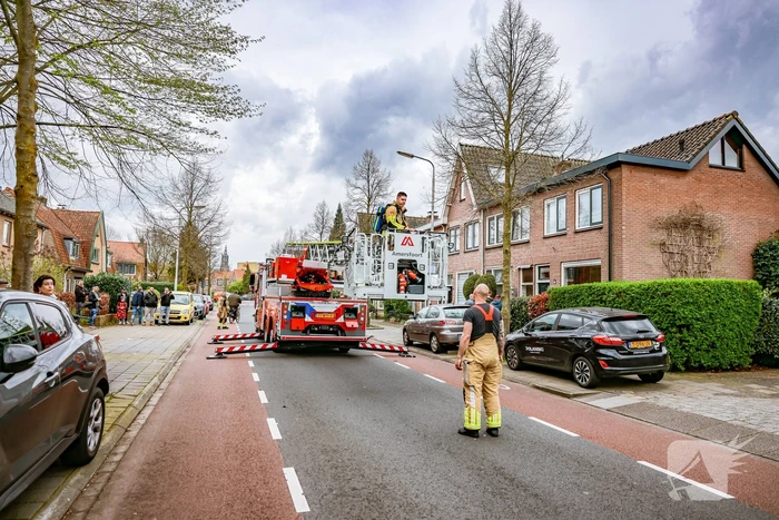 Brandweer inspecteert schoorsteen