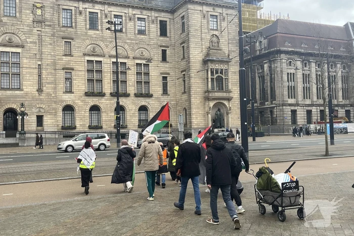 Kleine pro Palestina demonstratie voor stadhuis