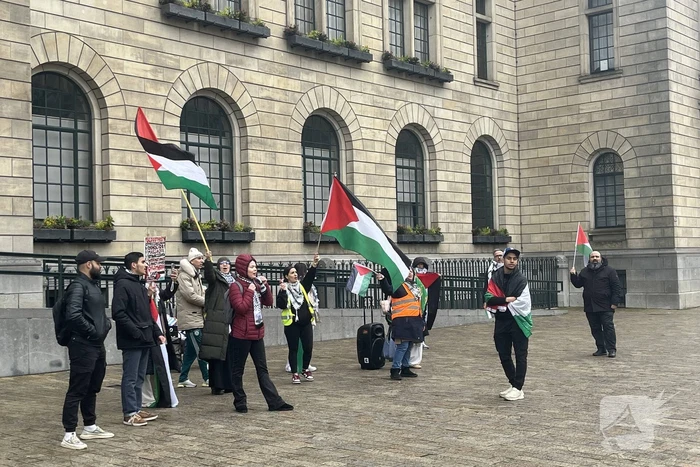 Kleine pro Palestina demonstratie voor stadhuis