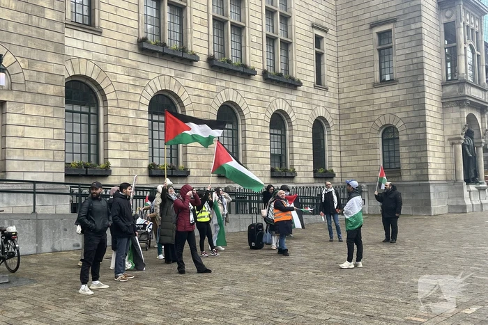 Kleine pro Palestina demonstratie voor stadhuis