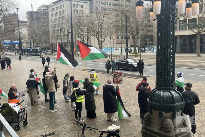 Kleine pro Palestina demonstratie voor stadhuis