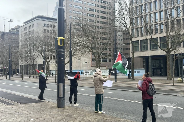 Kleine pro Palestina demonstratie voor stadhuis