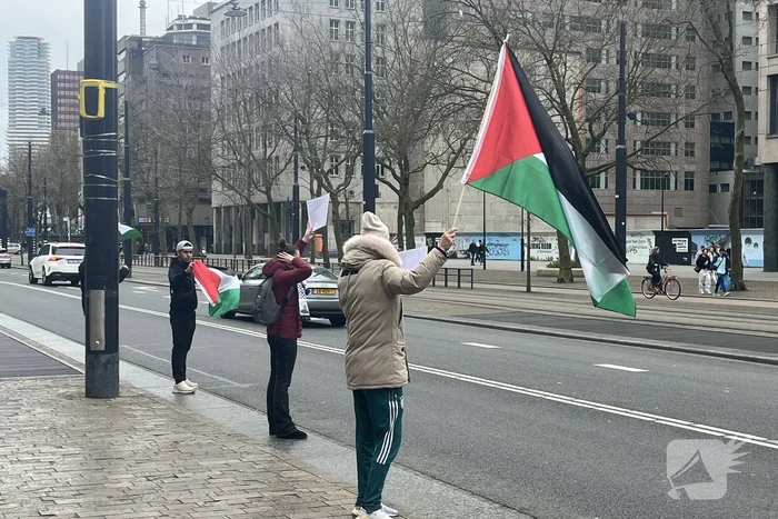 Kleine pro Palestina demonstratie voor stadhuis