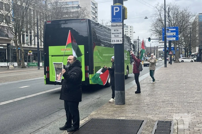 Kleine pro Palestina demonstratie voor stadhuis