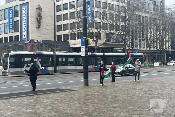 Kleine pro Palestina demonstratie voor stadhuis