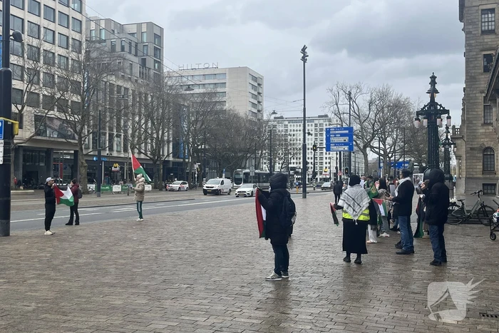 Kleine pro Palestina demonstratie voor stadhuis