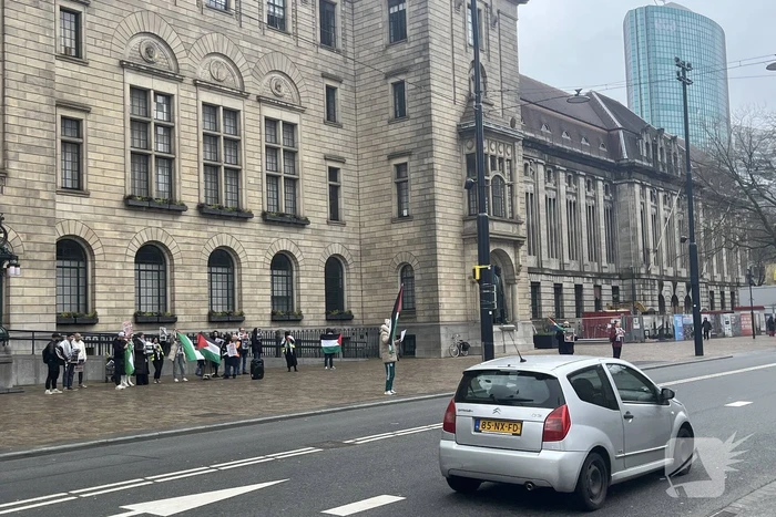 Kleine pro Palestina demonstratie voor stadhuis
