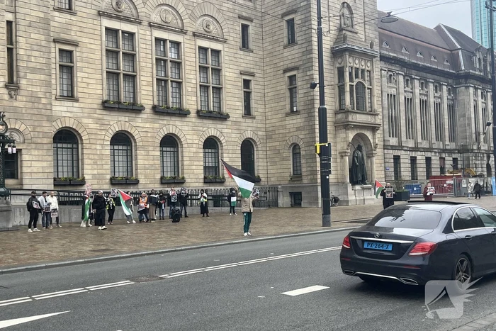 Kleine pro Palestina demonstratie voor stadhuis
