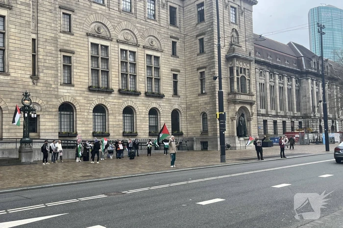 Kleine pro Palestina demonstratie voor stadhuis