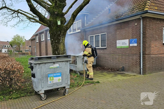Twee containers in brand naast gymzaal