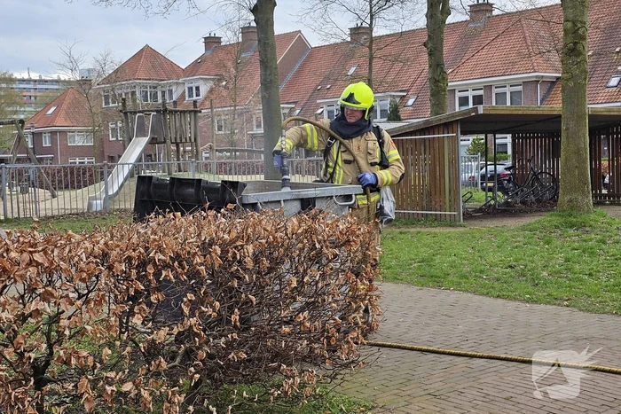 Twee containers in brand naast gymzaal