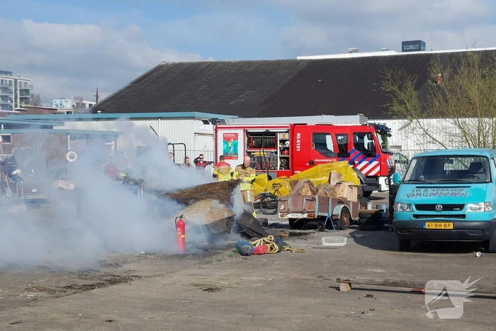 Brandweer ingezet voor brandende stapel hout