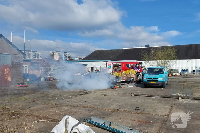 Brandweer ingezet voor brandende stapel hout