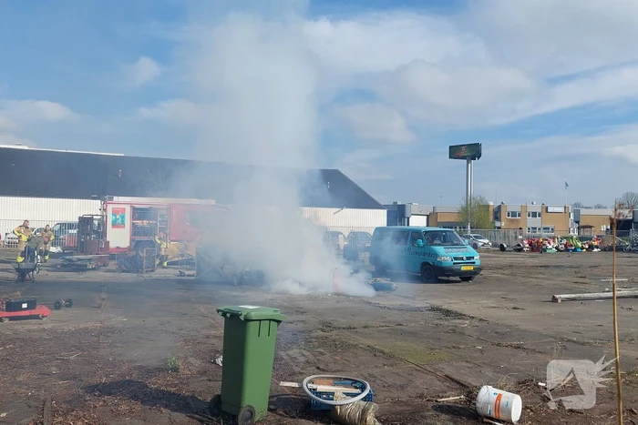 Brandweer ingezet voor brandende stapel hout