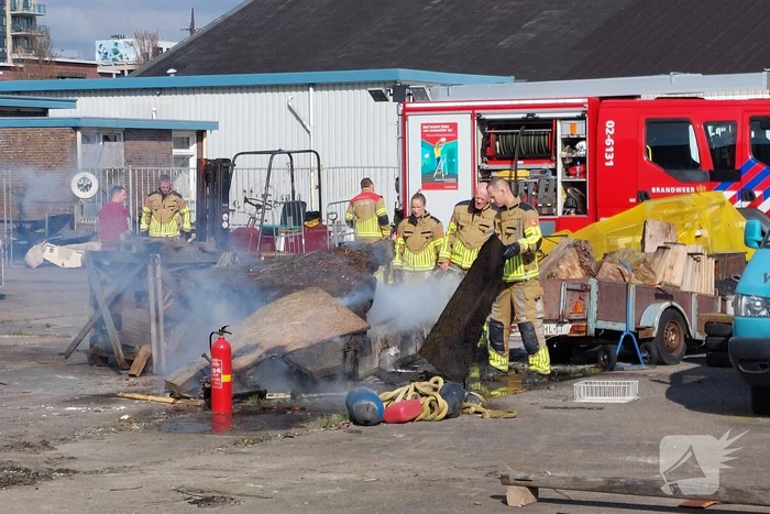 Brandweer ingezet voor brandende stapel hout