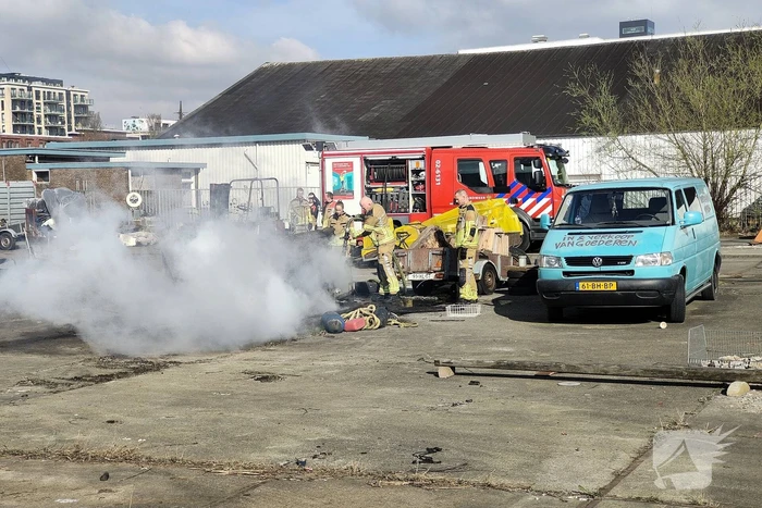 Brandweer ingezet voor brandende stapel hout