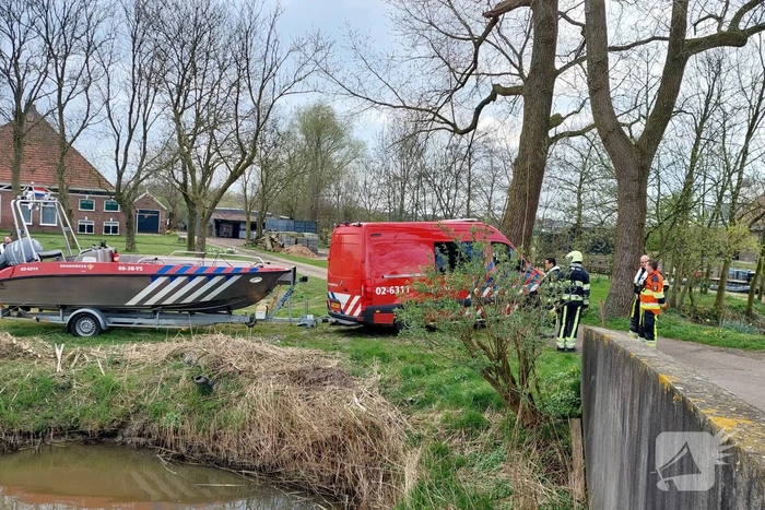 Brandweer schiet vastgelopen plezierboot te hulp