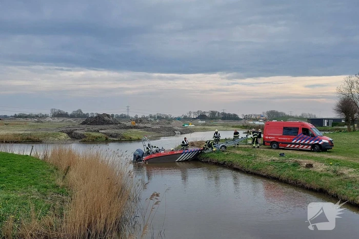Brandweer schiet vastgelopen plezierboot te hulp