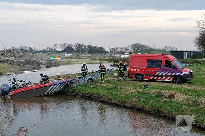 Brandweer schiet vastgelopen plezierboot te hulp
