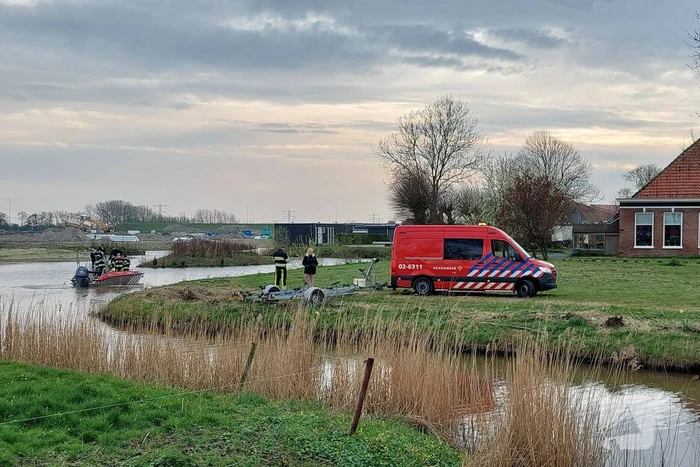 Brandweer schiet vastgelopen plezierboot te hulp
