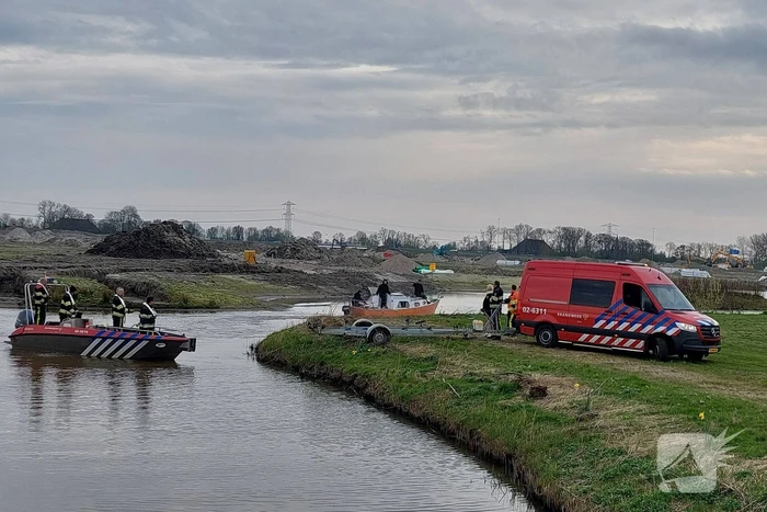 Brandweer schiet vastgelopen plezierboot te hulp