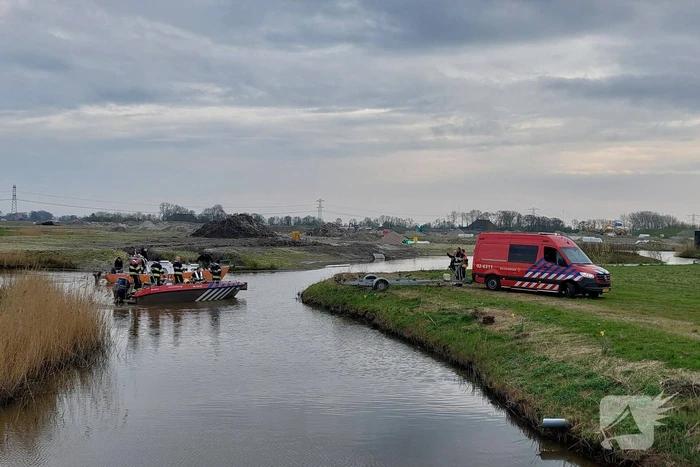 Brandweer schiet vastgelopen plezierboot te hulp