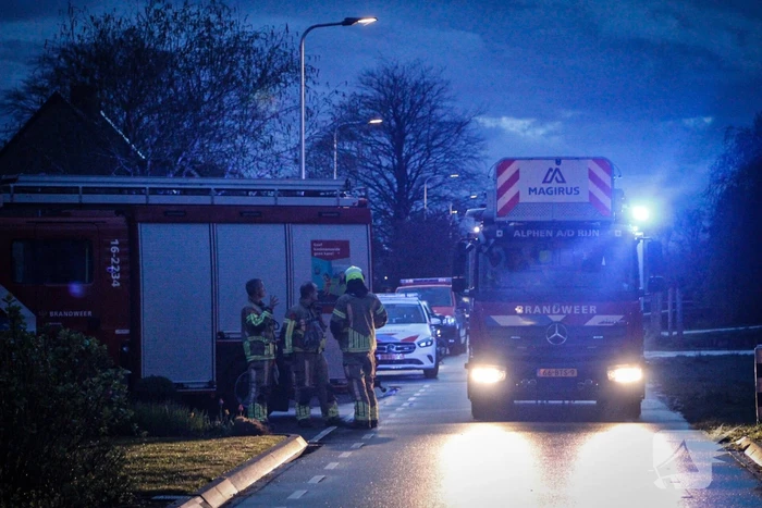 Brandweer veegt schoorsteen na brand