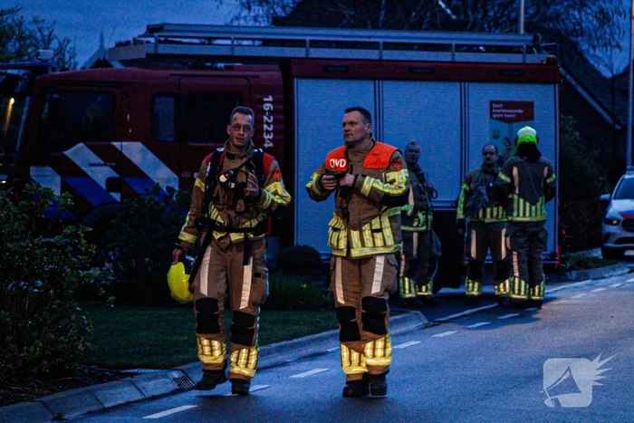 Brandweer veegt schoorsteen na brand