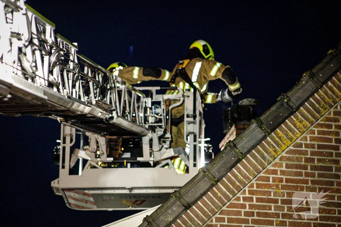 Brandweer veegt schoorsteen na brand