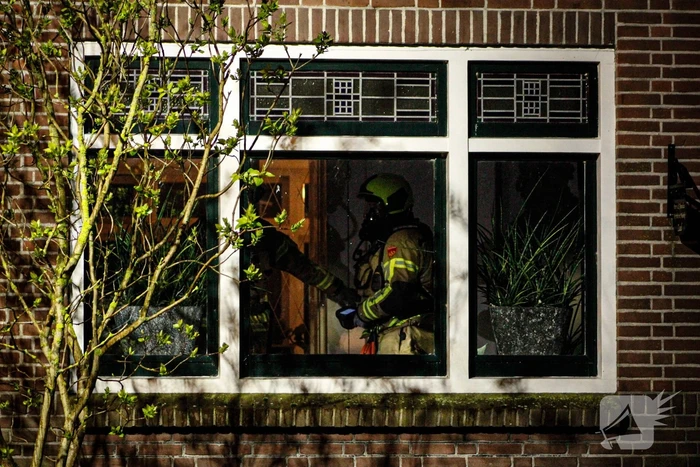 Brandweer veegt schoorsteen na brand
