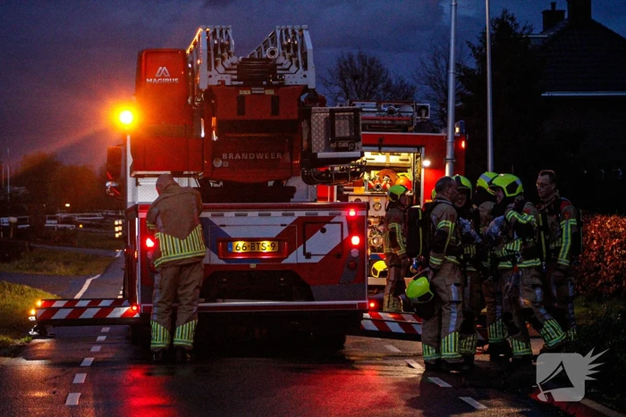 Brandweer veegt schoorsteen na brand