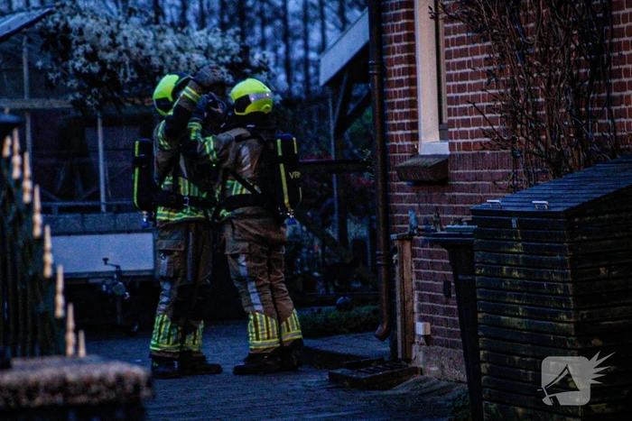 Brandweer veegt schoorsteen na brand