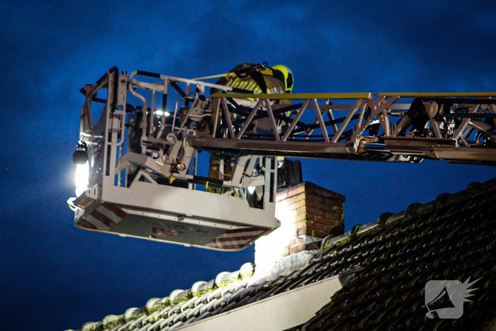 Brandweer veegt schoorsteen na brand