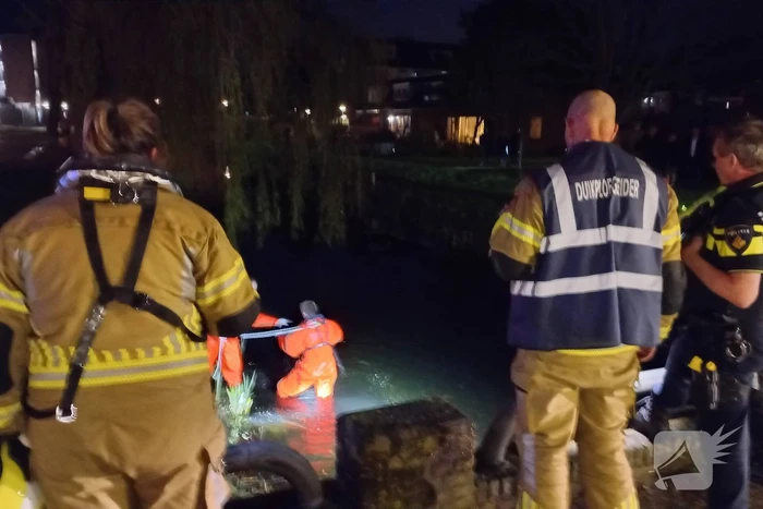 Brandweer zoekt in water naar mogelijk te water geraakt persoon