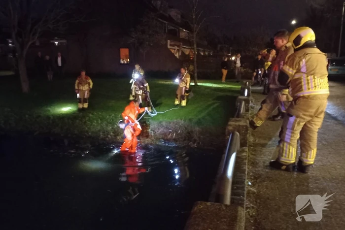 Brandweer zoekt in water naar mogelijk te water geraakt persoon