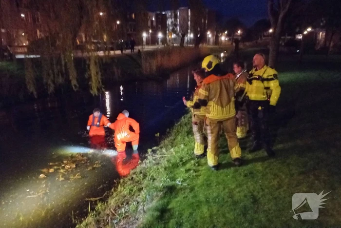 Brandweer zoekt in water naar mogelijk te water geraakt persoon