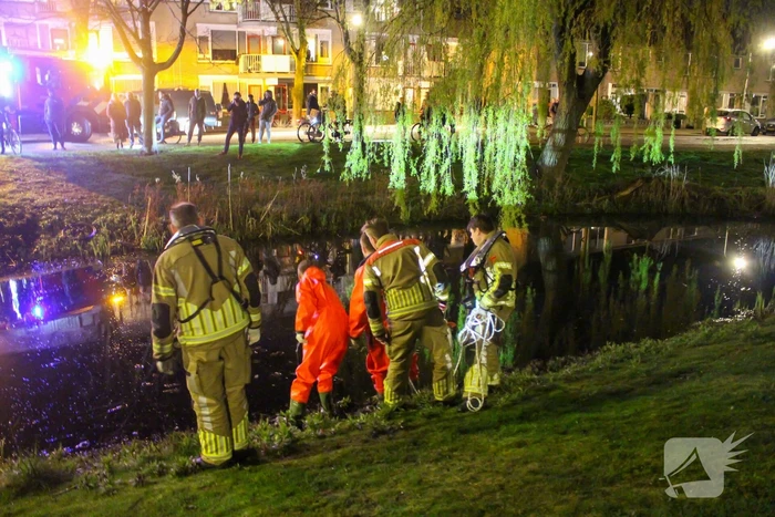 Brandweer zoekt in water naar mogelijk te water geraakt persoon