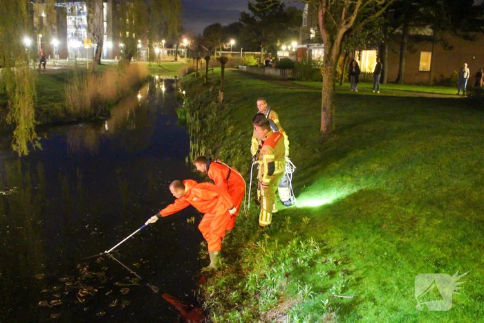 Brandweer zoekt in water naar mogelijk te water geraakt persoon